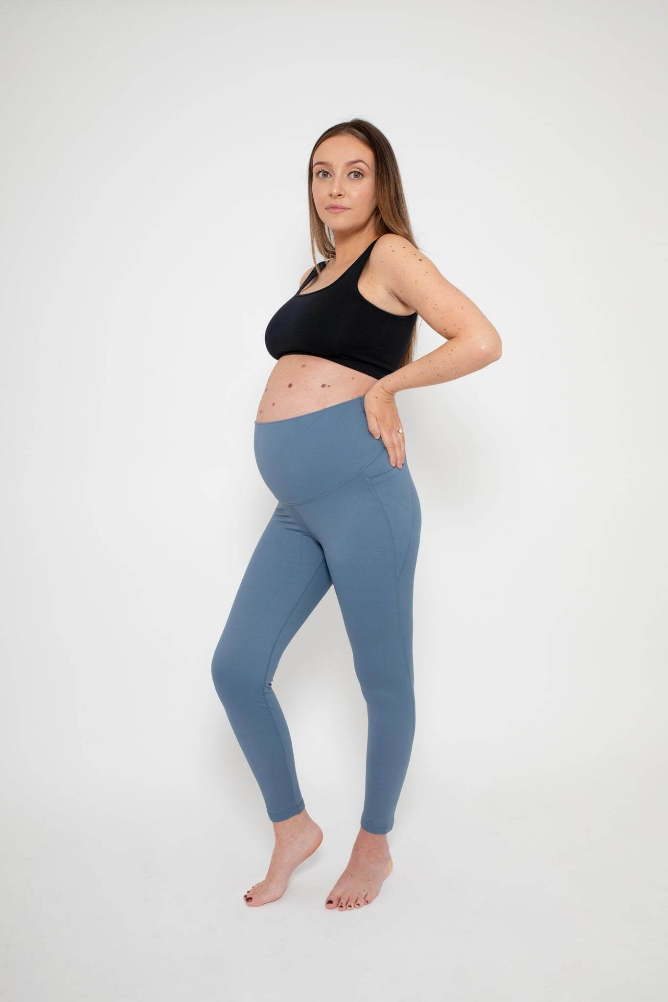 https://www.lunagray.co.uk/cdn/shop/products/Woman-wearing-the-Lorena-blue-maternity-gym-leggings-front-on.jpg?v=1638306344